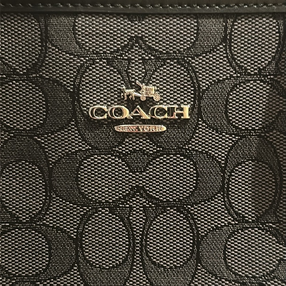 ***SOLD** NWOT Coach Canvas & Leather Signature Gallery Tote - Picture 3 of 15